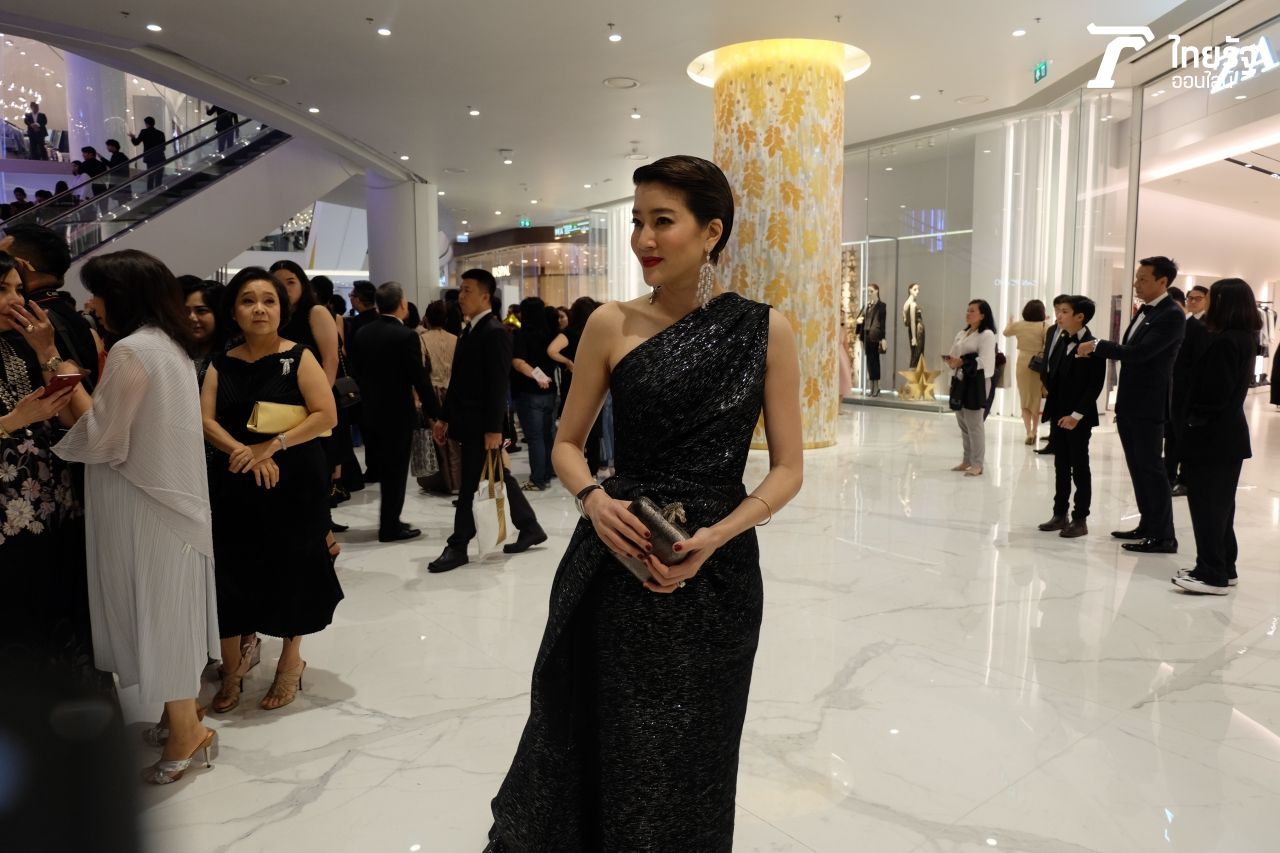 เจี๊ยบ-โสภิตนภา มาในชุดราตรีสีดำปักเลื่อม