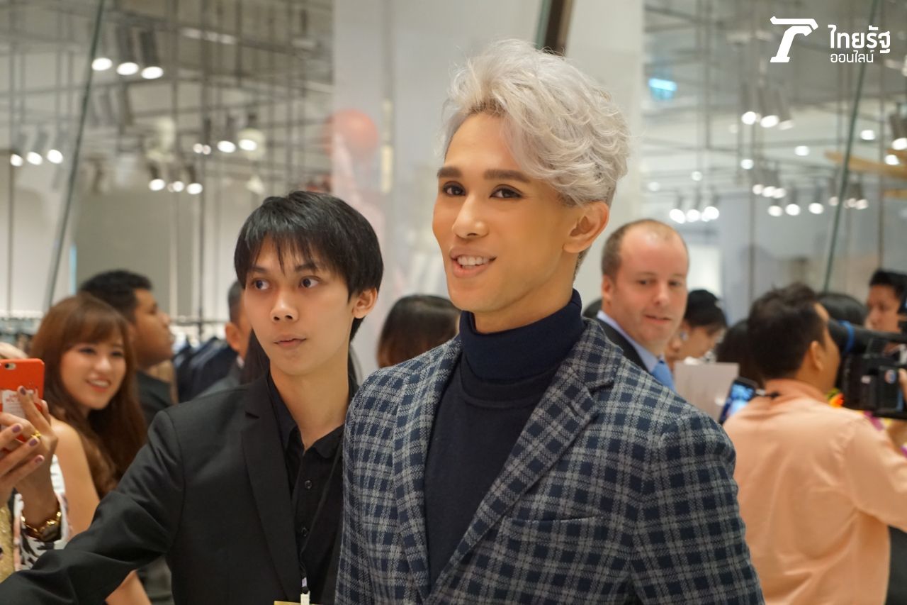 เต้-กันตนา มาในชุดเสื้อคอเต่าด้านใน พร้อมเสื้อสูทลายสก็อต