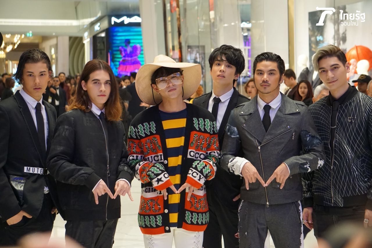 ทีมโทนี่ ที่เมนเทอร์ของทีมมาในชุดที่โดดเด่นมาก 