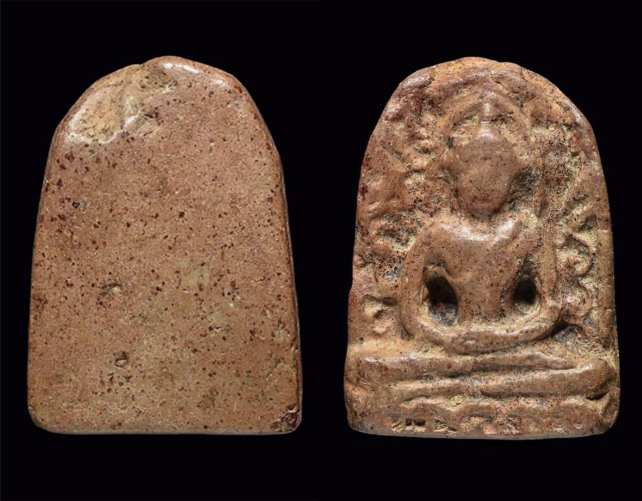 พระกำแพง ซุ้มกอ พิมพ์ใหญ่ลายกนก กรุลานทุ่งเศรษฐี ของ ชูลักษณ์ แสงอุไรพร.