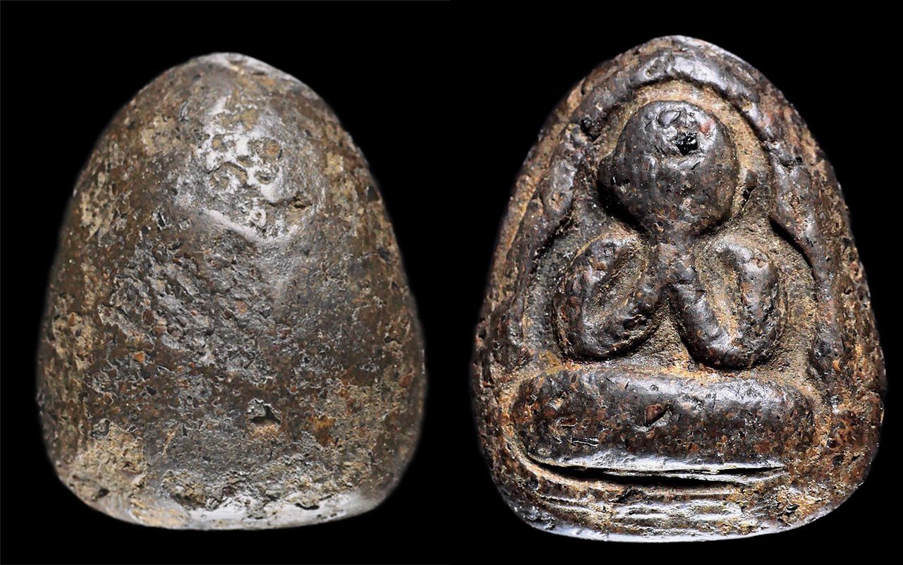 พระปิดตา พิมพ์แข้งหมอนใหญ่ เนื้อผงคลุกรัก หลวงปู่จีน วัดท่าลาดเหนือ ฉะเชิงเทรา ของ อิทธิ ชวลิตธำรง.