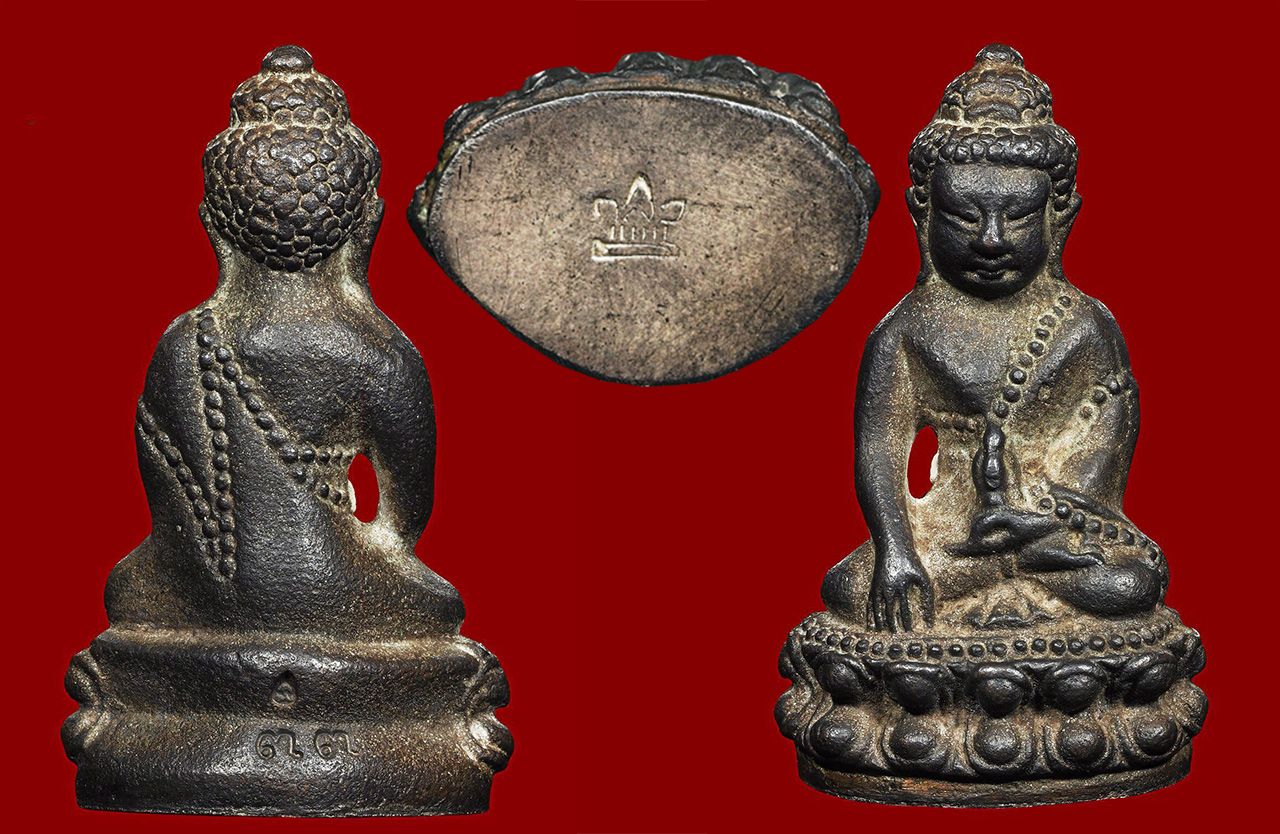 พระกริ่งชินบัญชร ปี ๒๕๑๗ เนื้อนวโลหะ ก้นเงิน หลวงปู่ทิม วัดละหารไร่ หมายเลข ๓๓ ของช่างสมร รัชชนะธรรม.