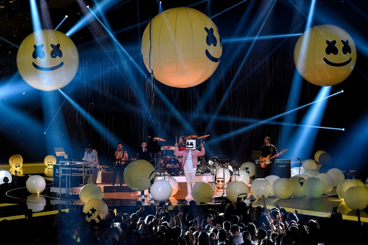 วงฮอต Bastille ร่วมแสดงกับ Marshmello ในงาน European MTV Awards 2018 ในเมือง Bilbao ประเทศสเปน 