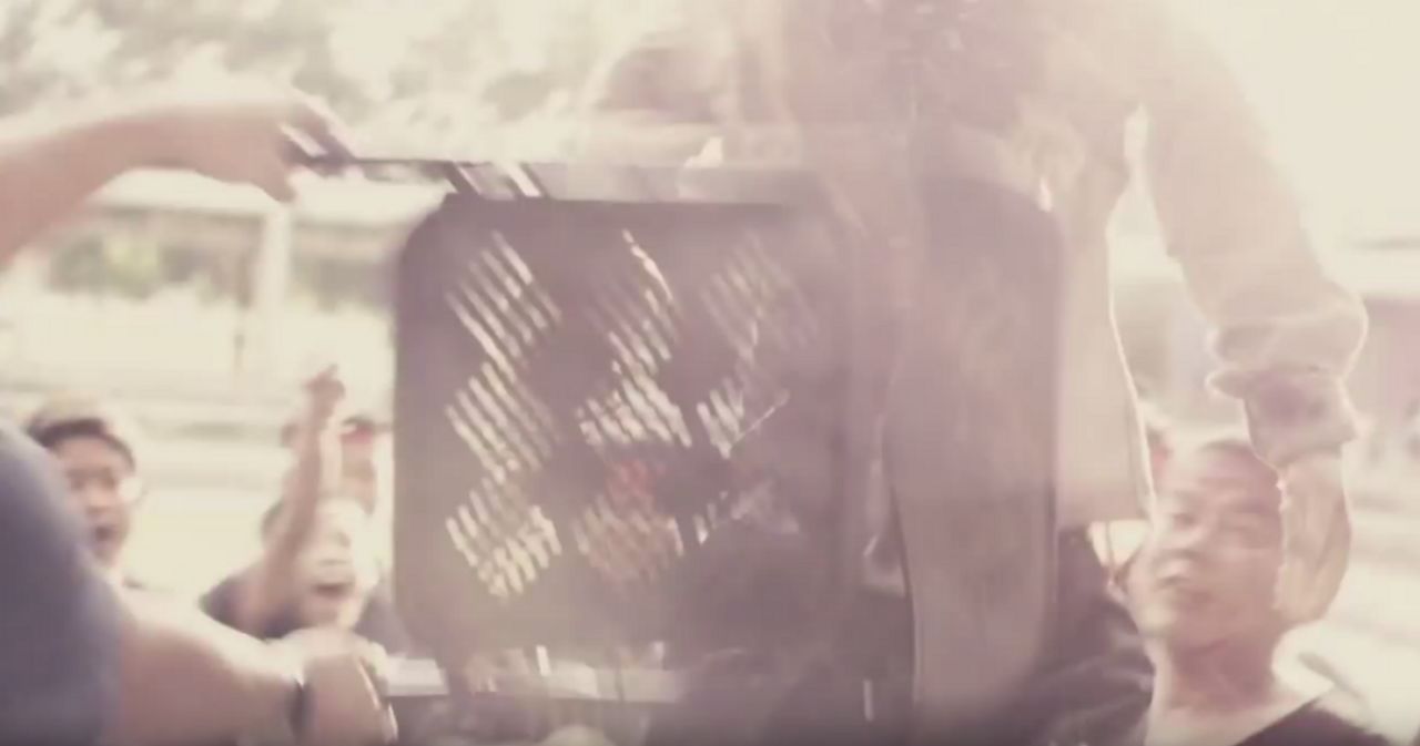 ลากศพออกมาแล้ว เอาเก้าอี้ฟาดๆ อีกฉากสุดสะพรึงในหนังเรื่อง เชคสเปียร์ต้องตาย Shakespeare Must Die