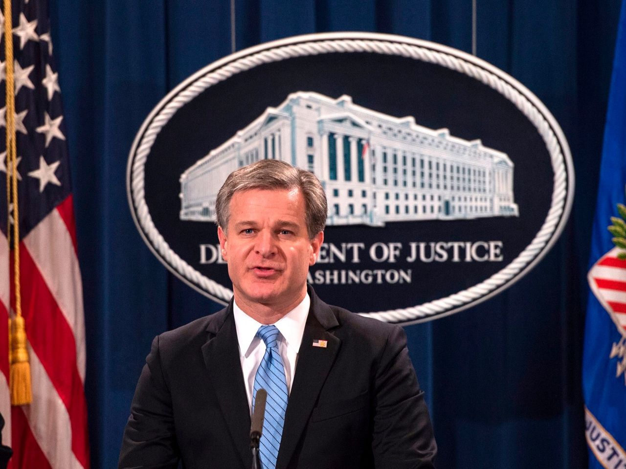 คริสโตเฟอร์ เรย์ ผู้อำนวยการเอฟบีไอ แถลงข่าวการจับกุม