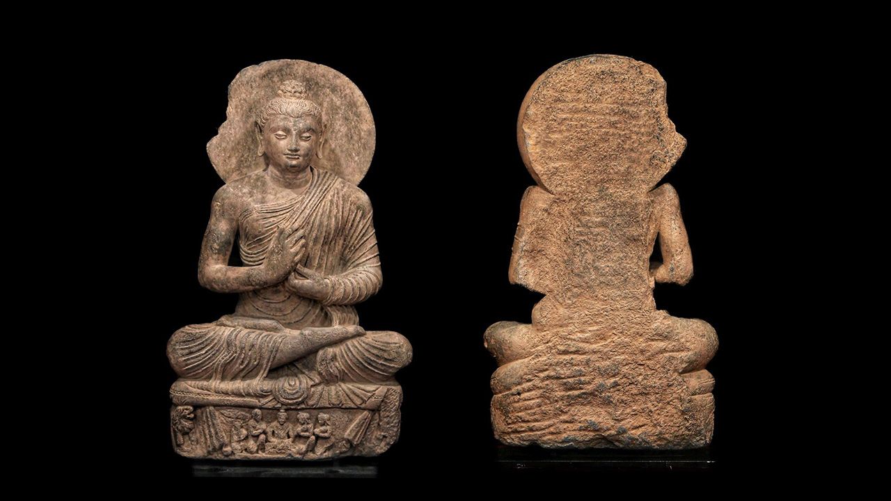 พระพุทธรูปหินแกะ ปางปฐมเทศนา ศิลปะคันธาระ ของ อิทธิ ชวลิตธำรง.