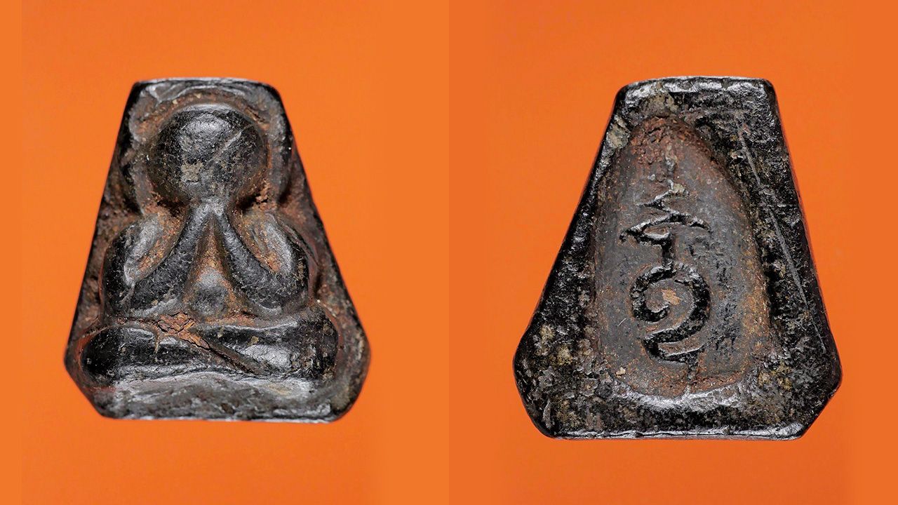 พระปิดตา เนื้อผงคลุกรัก พิมพ์ใหญ่ ยันต์เล็ก หลวงปู่ภู่ วัดนอก ชลบุรี.