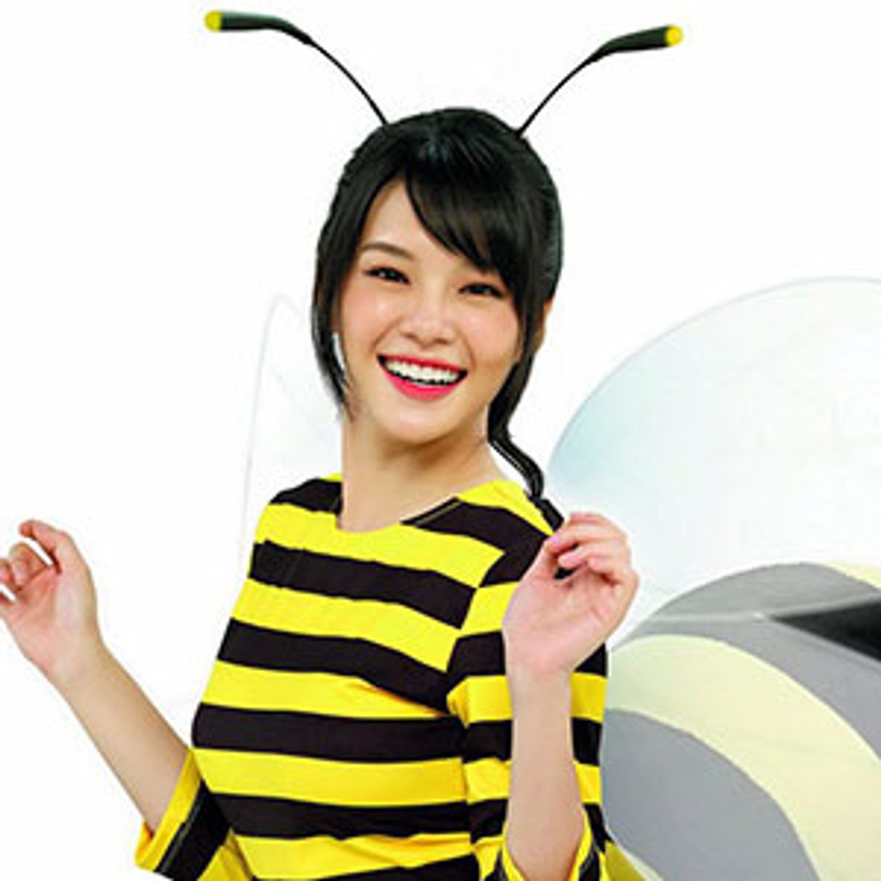 โอตะอย่าพลาดงานเปิดตัวพรีเซนเตอร์ “โออิชิ รสฮันนี่เลมอน” จะมี เฌอปราง นำทีมสาวๆ BNK48 มาแจกความสดใส เย็นวันนี้ ที่เดอะสตรีท รัชดา...เห็นชุดผึ้งมั้ย ตายๆ.