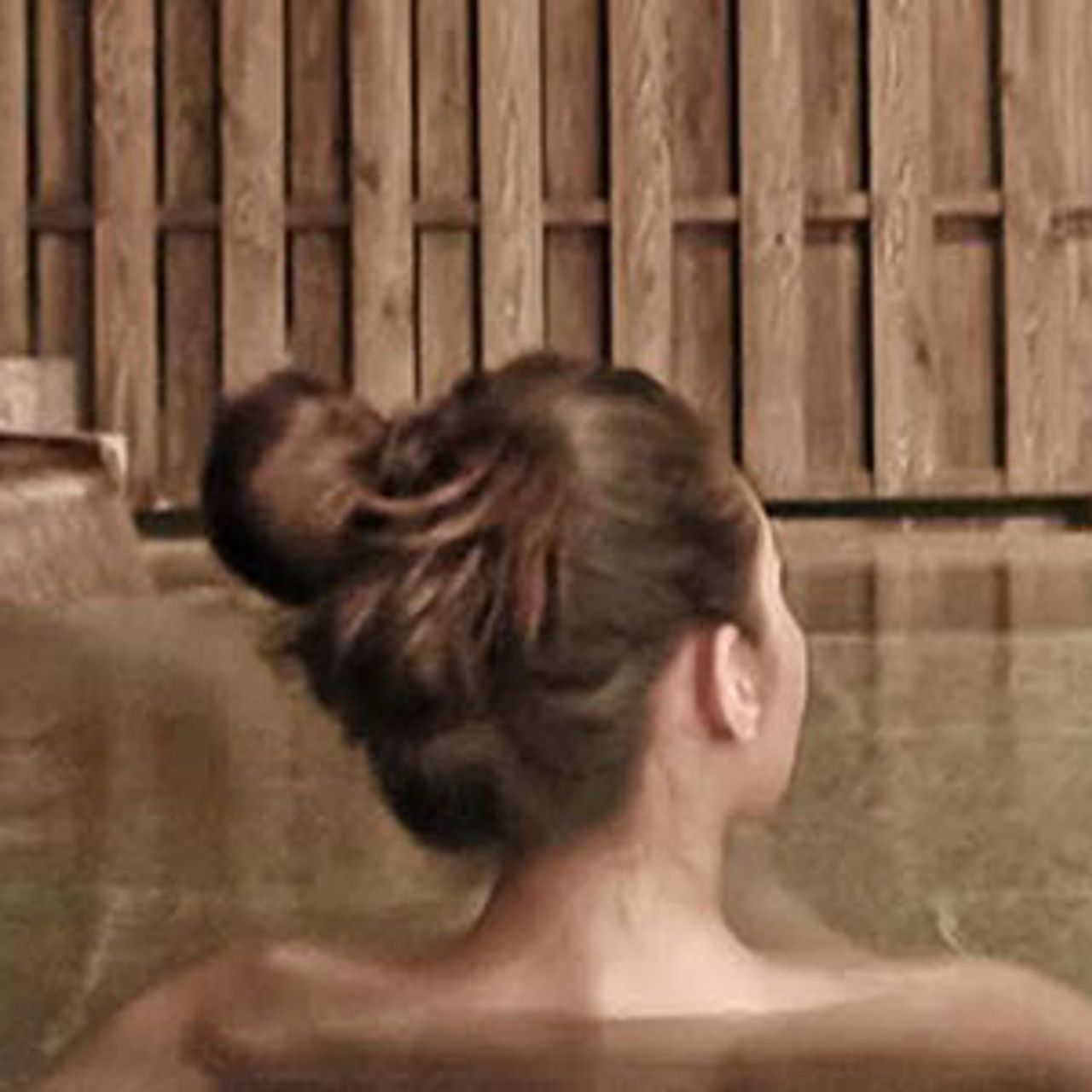 ไปถ่ายโฆษณาที่ประเทศญี่ปุ่น เลยได้เห็นภาพใน IG สาว เบลล่า-ราณี เปลื้องผ้าลงแช่บ่อน้ำแร่ แต่เสียด๊ายเสียดายที่นางหันหลังให้กล้อง ไม่งั้นนะ จะสวยกว่านี้ อิ๊ๆ.