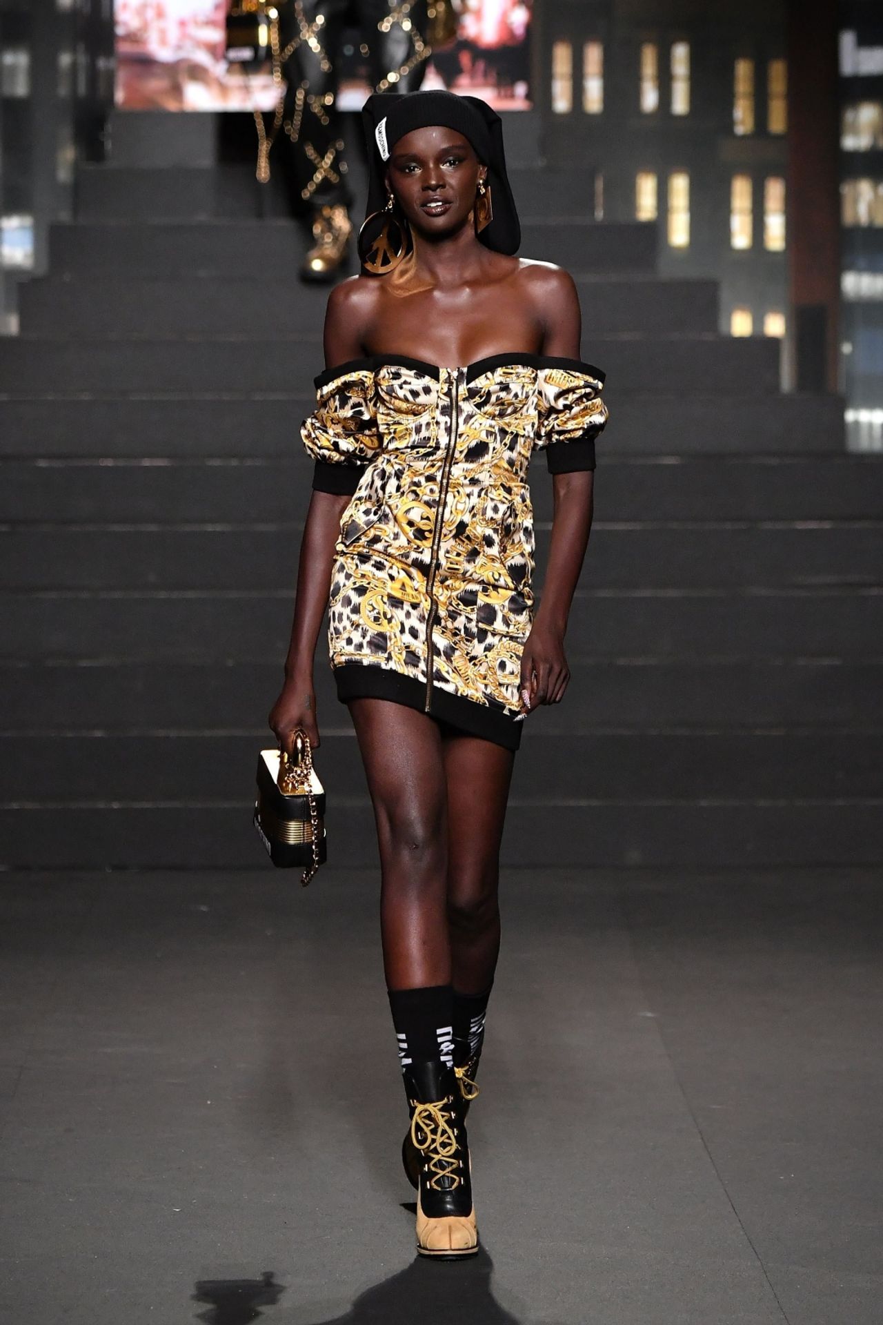 โดดเด่นทิ่มตาจริง 