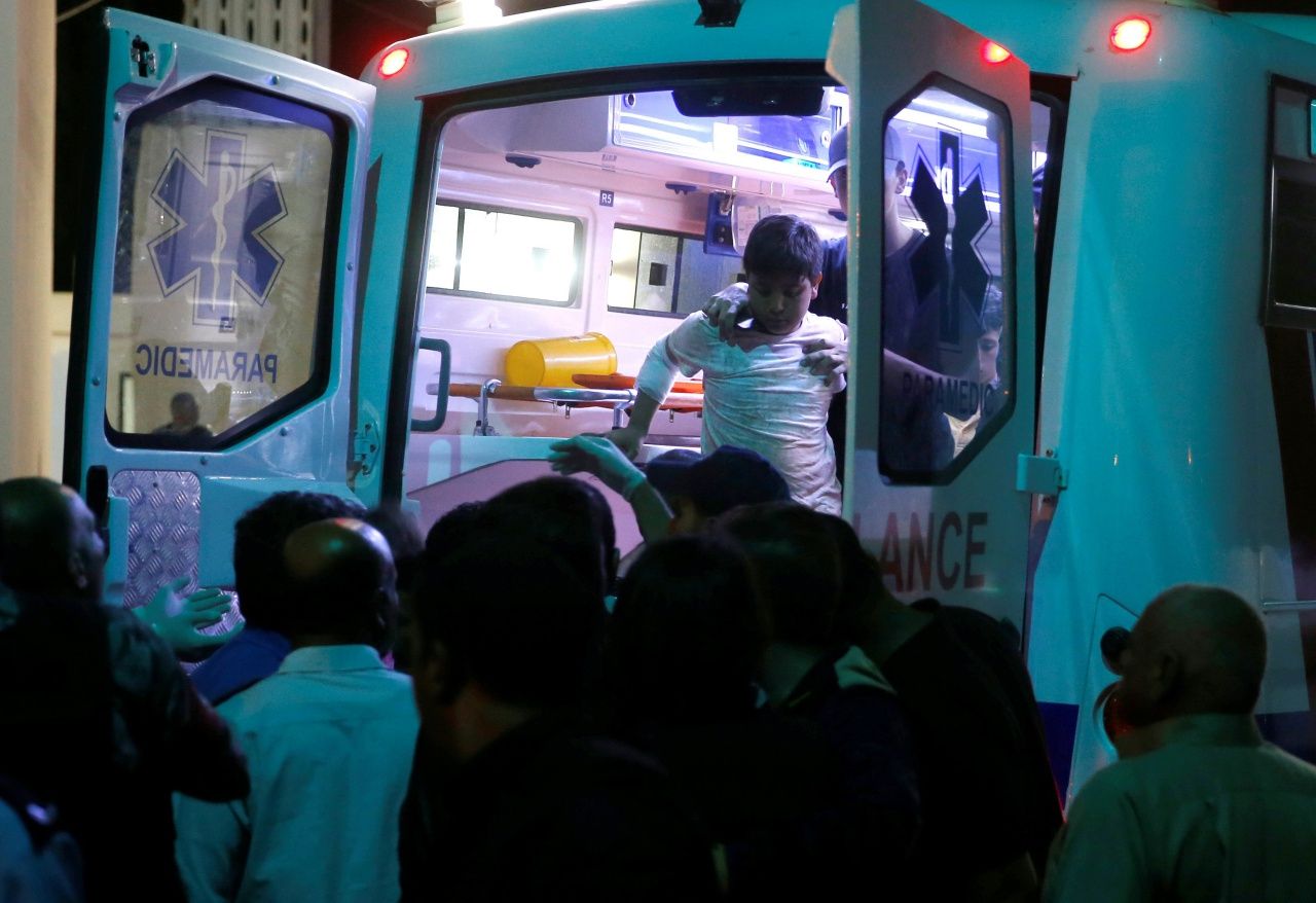 เจ้าหน้าที่นำตัวเด็กที่รอดชีวิตจากเหตุน้ำท่วมมาส่งที่โรงพบาบาลใกล้ เดดซี