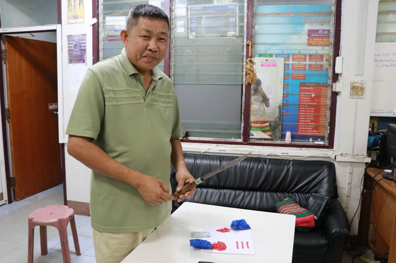 ตำรวจแสดงมีดและยาเสพติดที่พบในรถของผู้ต้องหา