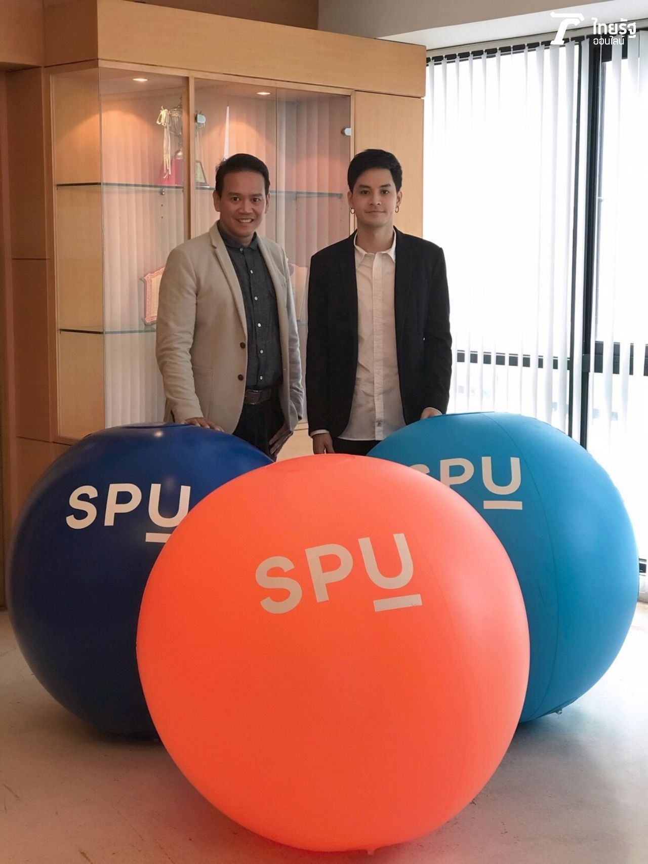 (ซ้ายมือ) ดร.บอย ธนชาติ จันทร์เวโรจน์ ผู้อำนวยการหลักสูตร นิเทศศาสตรมหาบัณฑิต มหาวิทยาลัยศรีปทุม (ขวามือ) เก้า จิรายุ หล่อเด่นนะ