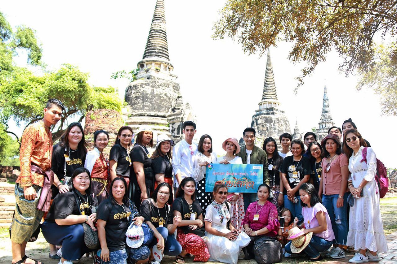ถ่ายรูปหมู่กับพระปรางค์.