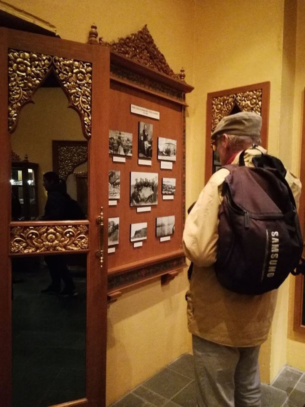 แผงนิทรรศการภาพถ่ายขนาดเล็กๆ ในปัจจุบัน ที่กำลังจะเปลี่ยนไปในปี 62 โดยมีการใช้เทคโนโลยี คอมพิวเตอร์มัลติมีเดีย สื่อสารกับผู้เข้าชม 