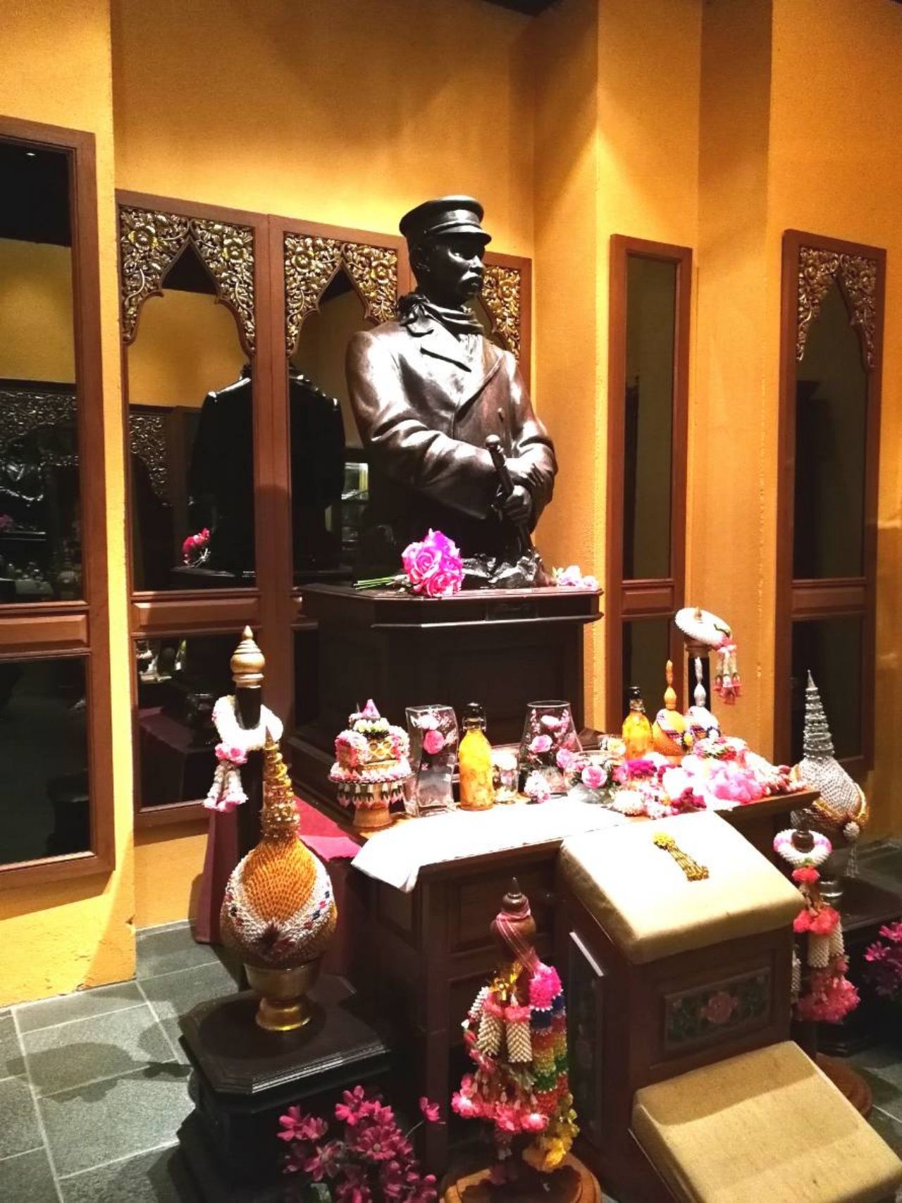 พระบรมรูปปั้นสมเด็จพระพุทธเจ้าหลวงประดิษฐานที่ห้องพิพิธภัณฑ์ไทย หล่อด้วยโลหะรมดำขนาดเท่าพระองค์จริงครึ่งพระองค์ ฉลองพระองค์ชุดที่เสด็จประพาสแหลมเหนือ โดยสมเด็จพระพี่นางเธอ เจ้าฟ้ากัลยาณิวัฒนา กรมหลวงนราธิวาสราชนครินทร์ เสด็จฯไปทรงเปิดพระบรมรูปปั้นนี้เมื่อ 12 ก.ค. พ.ศ. 2536  ซึ่งเป็นวันเดียวกับที่สมเด็จพระพุทธเจ้าหลวงเสด็จแหลมเหนือ (12 ก.ค. พ.ศ. 2450)