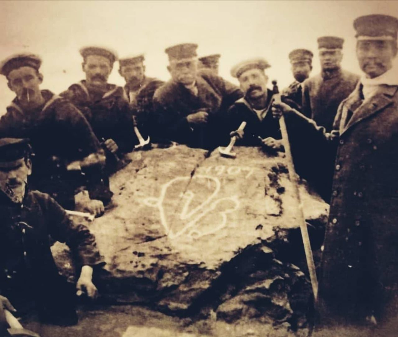 พระบรมฉายาลักษณ์ ร.5 ร่วมกับพระยาชลยุทธโยธิน อดีตผู้บังคับการเรือชาวเดนมาร์ก พร้อมกะลาสีเรือที่ตามเสด็จฯ กลายเป็นภาพประวัติศาสตร์ยืนยันถึงการเสด็จประพาส อันประกาศศักดิ์ศรีให้คนทั้งโลกได้รู้จักจนทุกวันนี้