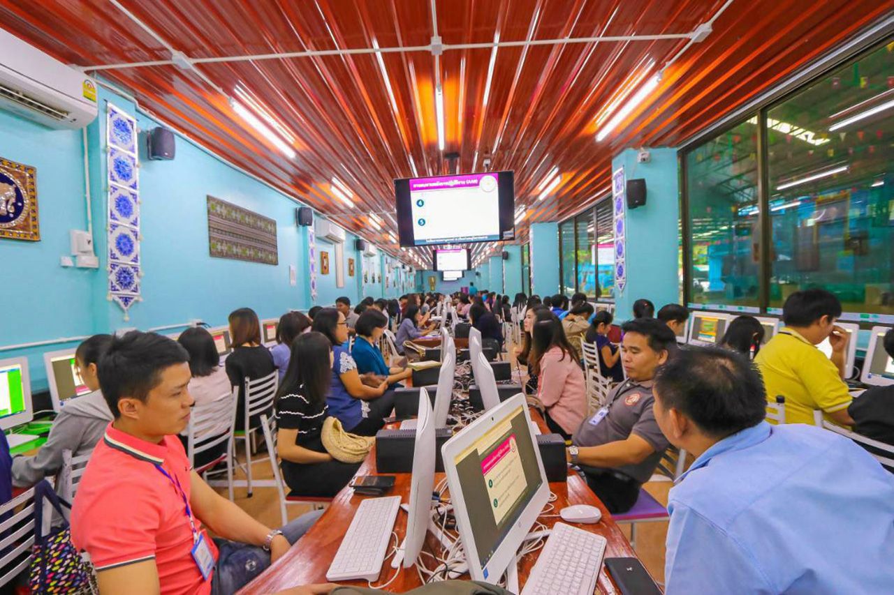 คณะบุคคล นักเรียน และนักศึกษาที่ไปศึกษาดูงานให้ความสนใจ ห้อง Digital Classroom/E-learning Zone ฐานที่ 1 และทดลองการเรียนรู้ด้วยตนเอง.