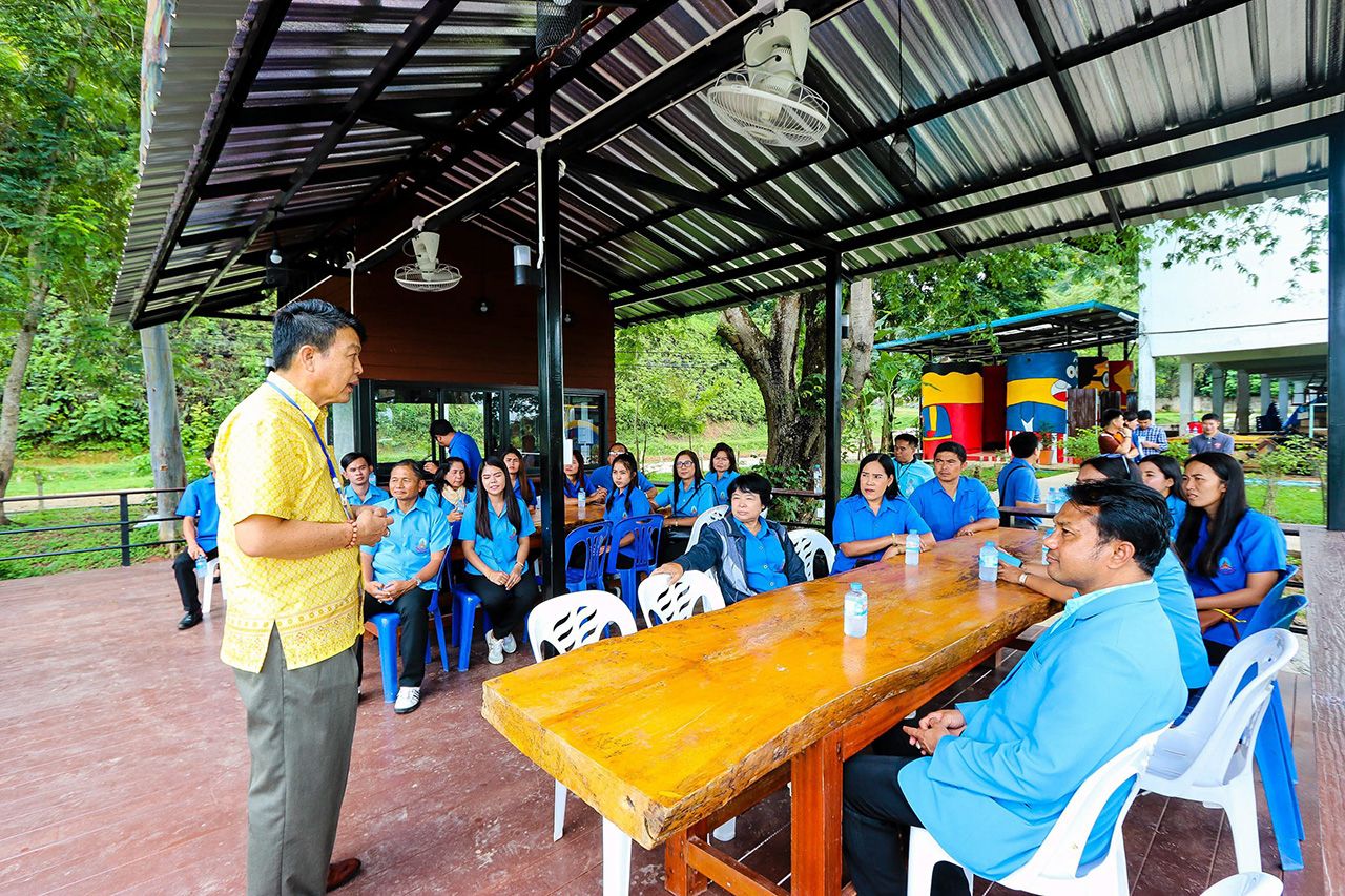 ดร.กัมพล ไชยนันท์ ผอ.ร.ร.ราชประชานุเคราะห์ 15 บรรยายการนำศาสตร์พระราชามาสู่โรงเรียนต้นแบบอย่างยั่งยืนให้คณะดูงานฟัง.