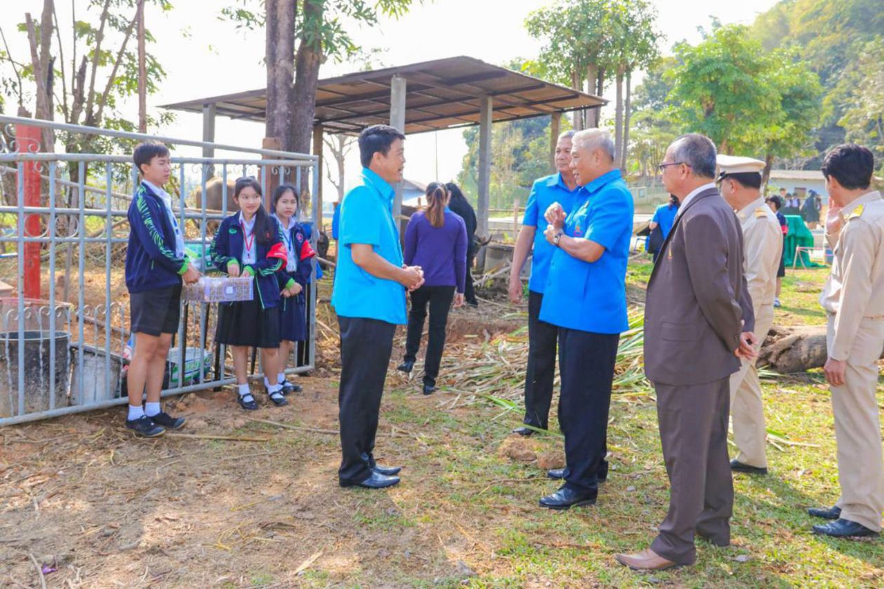 พล.ร.อ.พงษ์เทพ หนูเทพ องคมนตรี และประธานกรรมการมูลนิธิราชประชานุเคราะห์ ในพระบรมราชูปถัมภ์ ไปตรวจเยี่ยม ร.ร.ราชประชานุเคราะห์ 15 (เวียงเก่าแสนภูวิทยาประสาท) อ.เชียงแสน จ.เชียงราย.