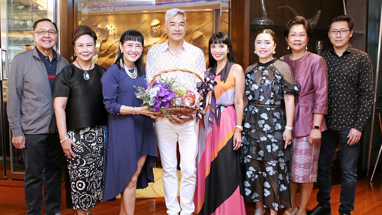 แฮปปี้เบิร์ธเดย์ วิลาสินี พุทธิการันต์ และ พญ.พักตร์พิไล ทวีสิน จัดงานเลี้ยงฉลองวันเกิดให้ เผ่าทอง ทองเจือ โดยมี ชาลอต โทณวณิก, ศรีสุข ภู่ชัยวัฒนานนท์, ชลดา ธารีรัตนาวิบูลย์ และ โกวิท ธารีรัตนาวิบูลย์ มาร่วมอวยพรด้วย ที่ รร.แมนดาริน โอเรียนเต็ล วันก่อน.