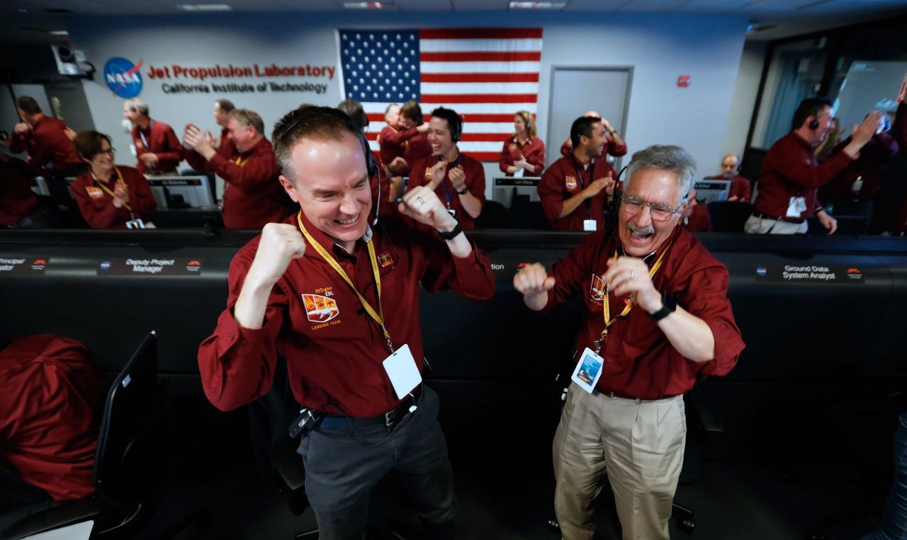นักวิทยาศาสตร์ที่ศูนย์ควบคุมของนาซาไชโยโห่ร้องหลังได้รับการยืนยันว่า ยานสำรวจอินไซต์ลงจอดบนดาวอังคารสำเร็จ