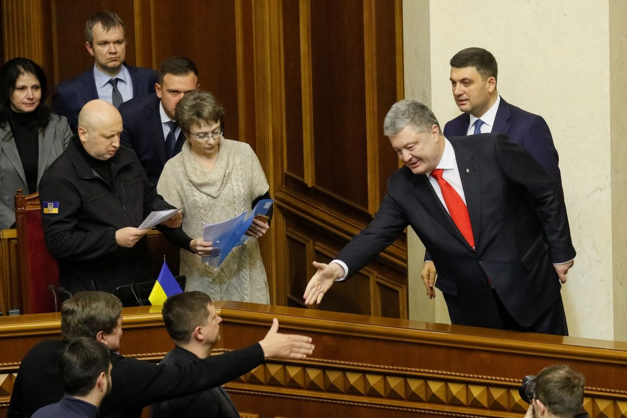 ประธานาธิบดีเปโตร โปโรเชนโกของยูเครน(ขวา)