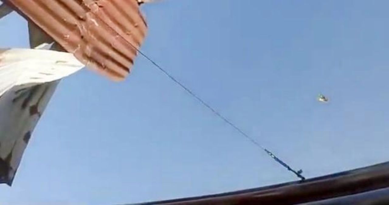 ชายทั้ง 2 คนตกทะลุหลังคาบ้านหลังหนึ่ง