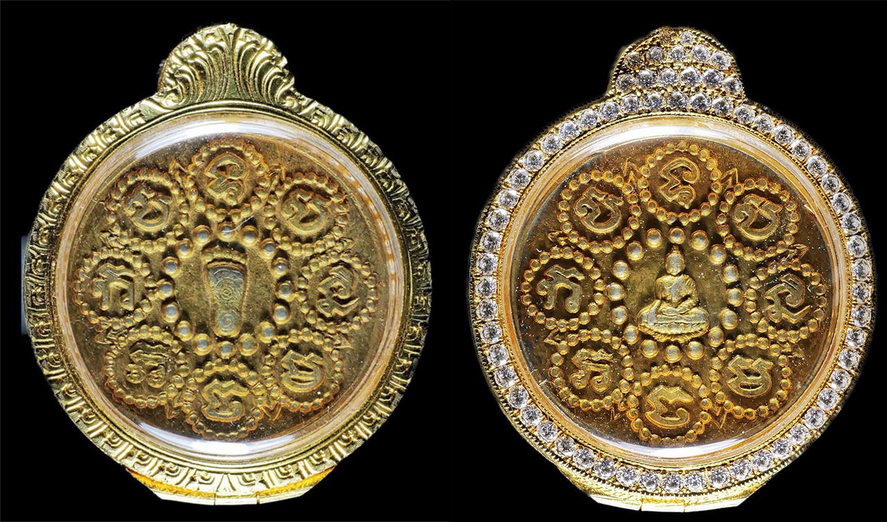 เหรียญพระพุทธบาทใหญ่ เนื้อเงินกะไหล่ทอง ๒๔๖๑ สมเด็จพระพุทธโฆษาจารย์ (เจริญ) วัดเขาบางทราย ชลบุรี ของ อิทธิ ชวลิตธำรง.