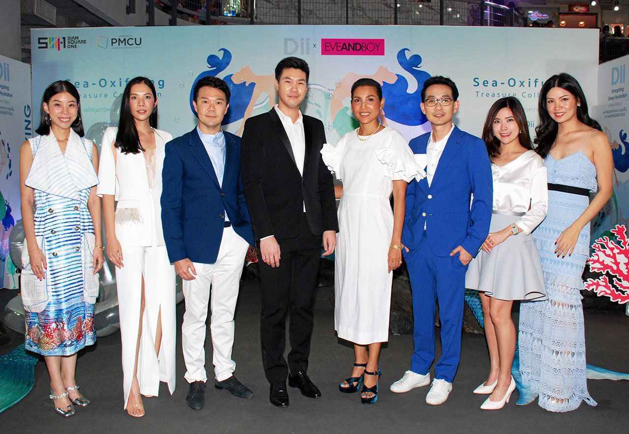 ใช้ดีมาก พัฒนพงศ์ รานุรักษ์, ธเนศ จิระเสวกดิลก และ บุษกร วงศ์พัวพันธ์ เปิดตัวผลิตภัณฑ์ ฮอลิเดย์ 2018 “ดีไอไอ ซี-ออกซิฟายอิ้ง ; เมอร์เมด เทรเชอร์ คอลเลกช่ัน” ผลิตภัณฑ์บำรุงผิวจากส่วนผสมอันล้ำค่า โดยมี กานต์พิชชา เกียรติขจรฤทธิ์ มาร่วมงานด้วย ที่สยามสแควร์ วัน วันก่อน.