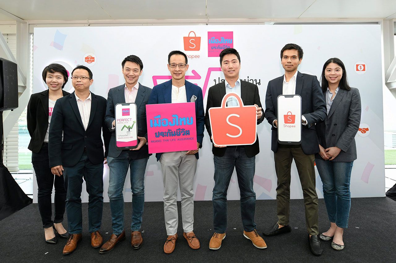 โหลดเลย สาระ ล่ำซำ และ เทอเรนซ์ แพง เปิดตัว “Muang Thai Life Official” ในแอปพลิเคชัน Shopee เพื่อนำเสนอผลิตภัณฑ์และบริการของเมืองไทยประกันชีวิตบนตลาดอีคอมเมิร์ซ โดยมี ดร.สุธี โมกขะเวส และ การัน อำบานี มาร่วมงานด้วย ที่เมืองไทยประกันชีวิต สนง.ใหญ่ วันก่อน.