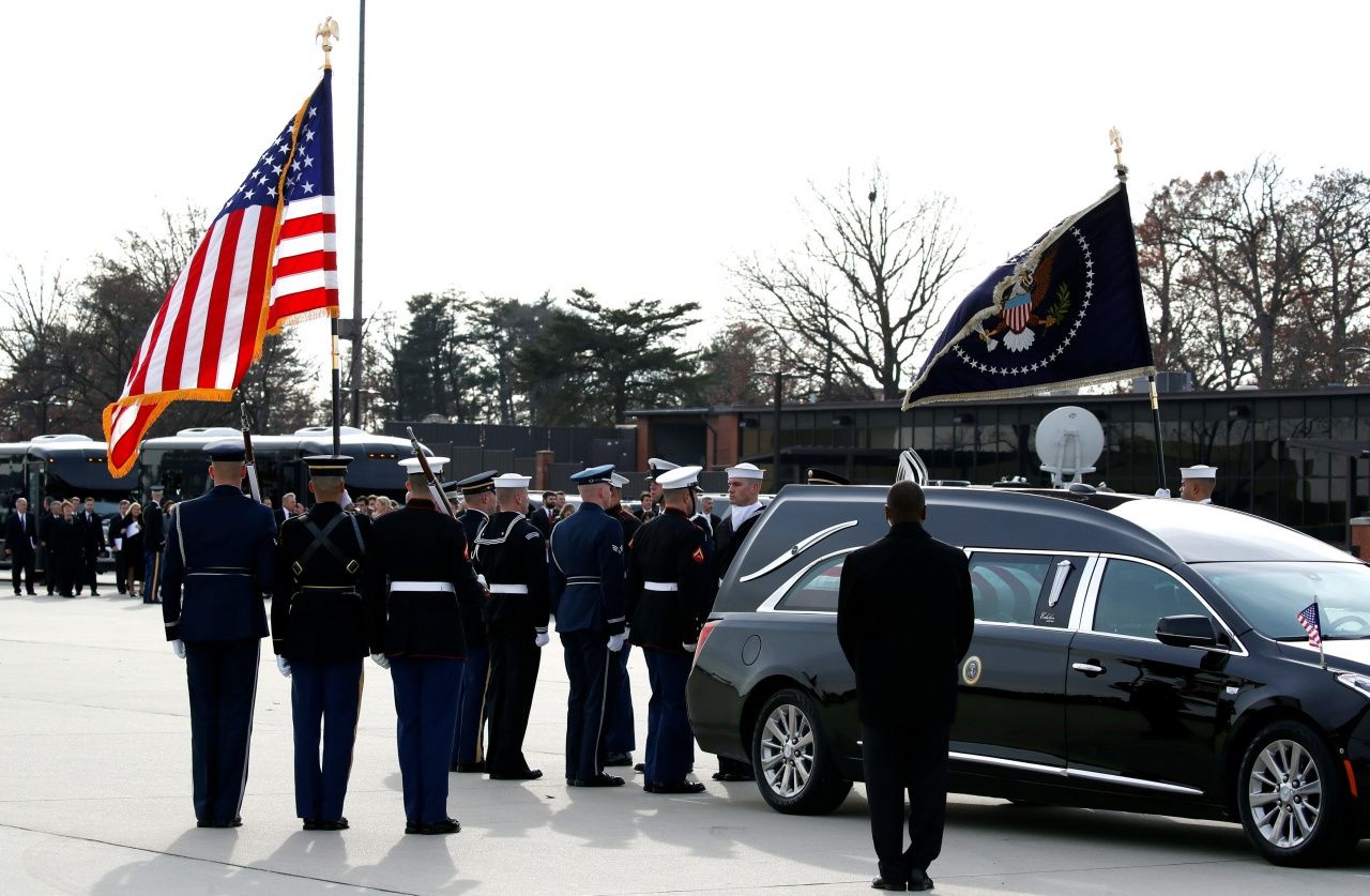 ทหารนำโลงศพของจอร์จ บุช ขึ้นรถเดินทางไปยังสนามบิน เพื่อนำโลงศพกลับไปรัฐเท็กซัส