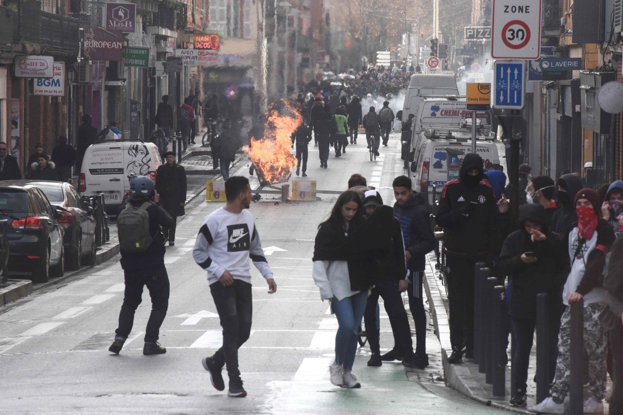 นักศึกษาชุมนุมประท้วงเมื่อ 6ธ.ค.เรียกร้องให้ทางการปฏิรูปการศึกษา