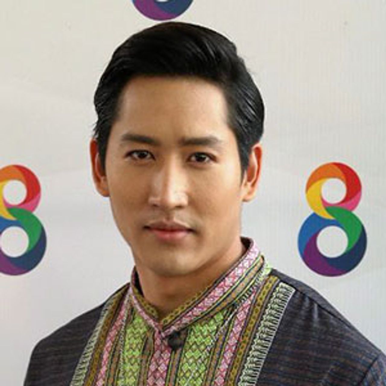 สงสาร ไนกี้–นิธิดล ป๊ะหน้า ใบเตย อาร์สยาม ในละคร “ซิ่นลายหงส์” ช่อง 8 ทีไร โดนชี้หน้าด่า “บักชาติอีกา” แต่ที่สตันแรงกว่าด่าคือโดนกระสวยผ้าปาใส่หัวดังโป๊ก!! ...คนหล่อ “มึน” สิจ๊ะ.