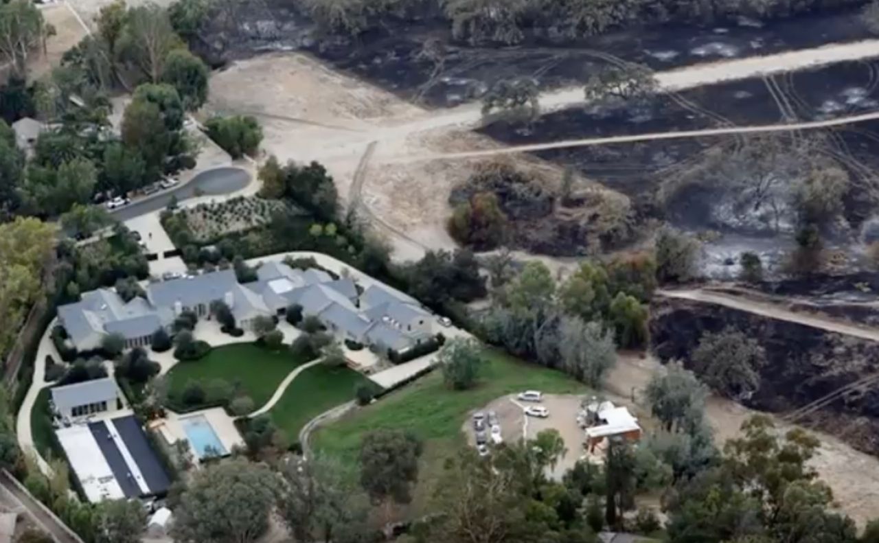 ภาพมุมสูงแสดงให้เห็นไฟป่าลุกลามมาจนเกือบถึงบ้านหรูของคิม คาร์เดเชียนอยู่แล้ว โชคดีสุดๆ ที่สามารถควบคุมไฟป่าได้ทัน