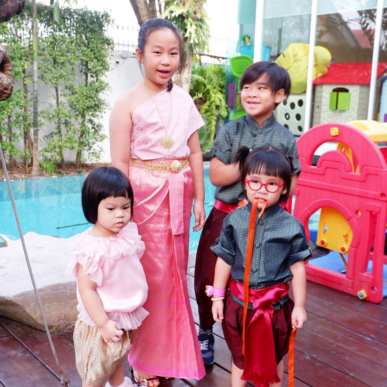 น้องออกัส, น้องออก้า, น้องออกู๊ด, น้องออเกรซ