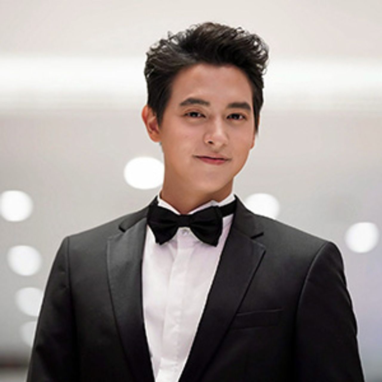 ส่วนหนุ่มหน้ามน เจมส์-จิรายุ เพิ่งเคลียร์ว่าเปล่าแอบคบกับนางเอก จีน่า-ญีนา ไปหยกๆ ก็ตกเป็นข่าวอีกครั้งกับ น้องโฟม สาวนอกวงการ...เปิดตัวจริงเล้ย ไม่งั้นเคลียร์กันเหนื่อย อิ๊ๆ.