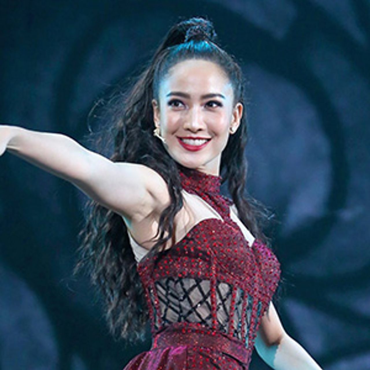 ลอกคราบ เจ้าแม่นาคี ทุกคนตะลึงกับ แต้ว-ณฐพร บนเวทีคอนเสิร์ต “แบบเบิร์ดเบิร์ดโชว์ ครั้งที่ 11” ที่สวมเดรสสีแดงแรงฤทธิ์ขึ้นไปร้องเล่นเต้นกระจาย... มากความสามารถตัวจริง.