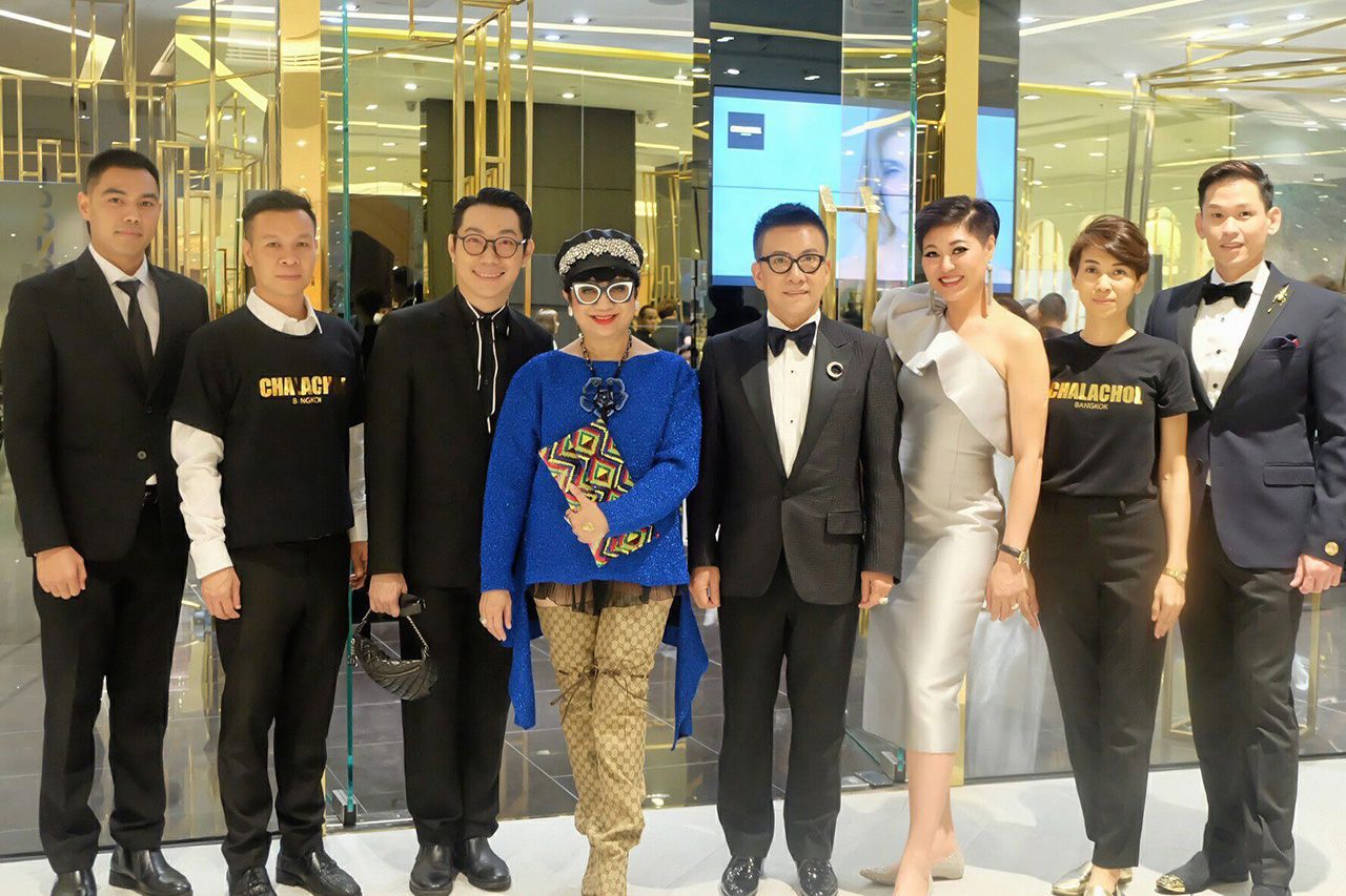 สาขาไอคอน ดร.สมศักดิ์ ชลาชล จัดงานเปิดร้านเสริมสวยทำผม “CHALACHOL Gold” สาขาใหม่ โดยมี ชวฤทธิ์ อิวินา, ทิวากร โสภาอัศวภรณ์, นันทวัน แสงธรรมกิจกุล,พิมพ์ชิน ภัคพัฒน์ชนม์ และ คุณาคม พลพานิช มาร่วมงานด้วย ที่ชั้น 5 ไอคอนสยาม วันก่อน.