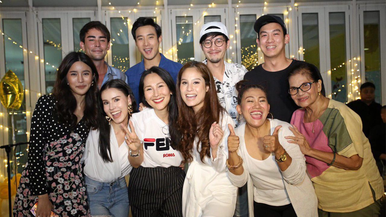 ปิดกล้องแล้ว - ผู้จัดคนเก่ง อรพรรณ วัชรพล บอสโพลีพลัส ควักกระเป๋าเลี้ยงปิดกล้องละครโรแมนติกดราม่าเข้มข้นเรื่อง “ไฟหิมะ” ที่บริษัทโพลีพลัส แจ้งวัฒนะ โดยมีพระนาง หลุยส์ เฮสดาร์ซัน และ ขวัญ–อุษามณี ไวทยานนท์ นำทีมเฮฮาปาร์ตี้กันเต็มที่ เตรียมออกอากาศให้ได้ชมกันต้นปี 62 หลังข่าวภาคค่ำช่อง 7 สี.