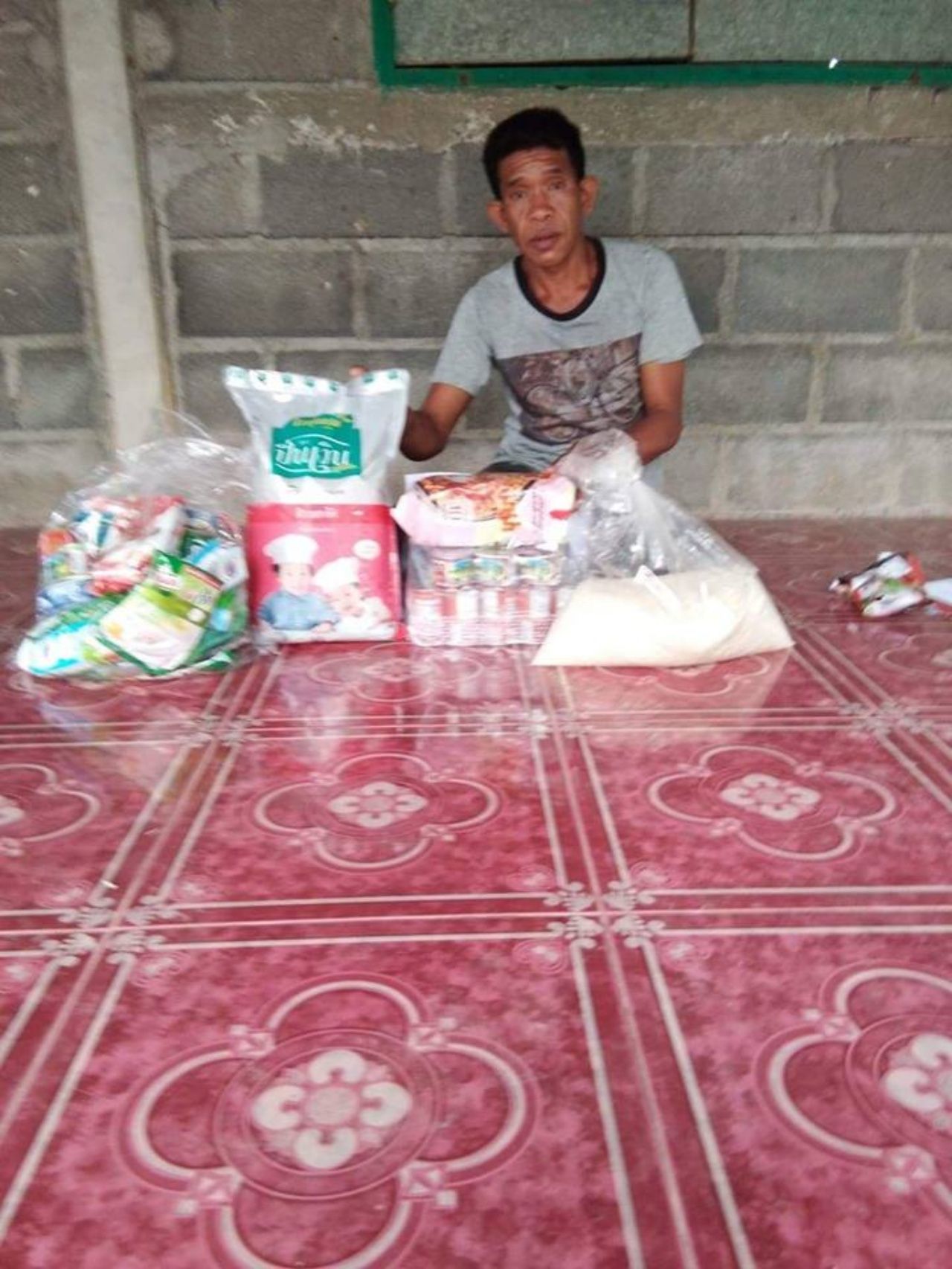 อบต. มอบเครื่องอุปโภค จำนวน 1 ชุด จากงบนายก อบต ให้กับนายรังสรร์ คำภู สามีของนางใบเตย 