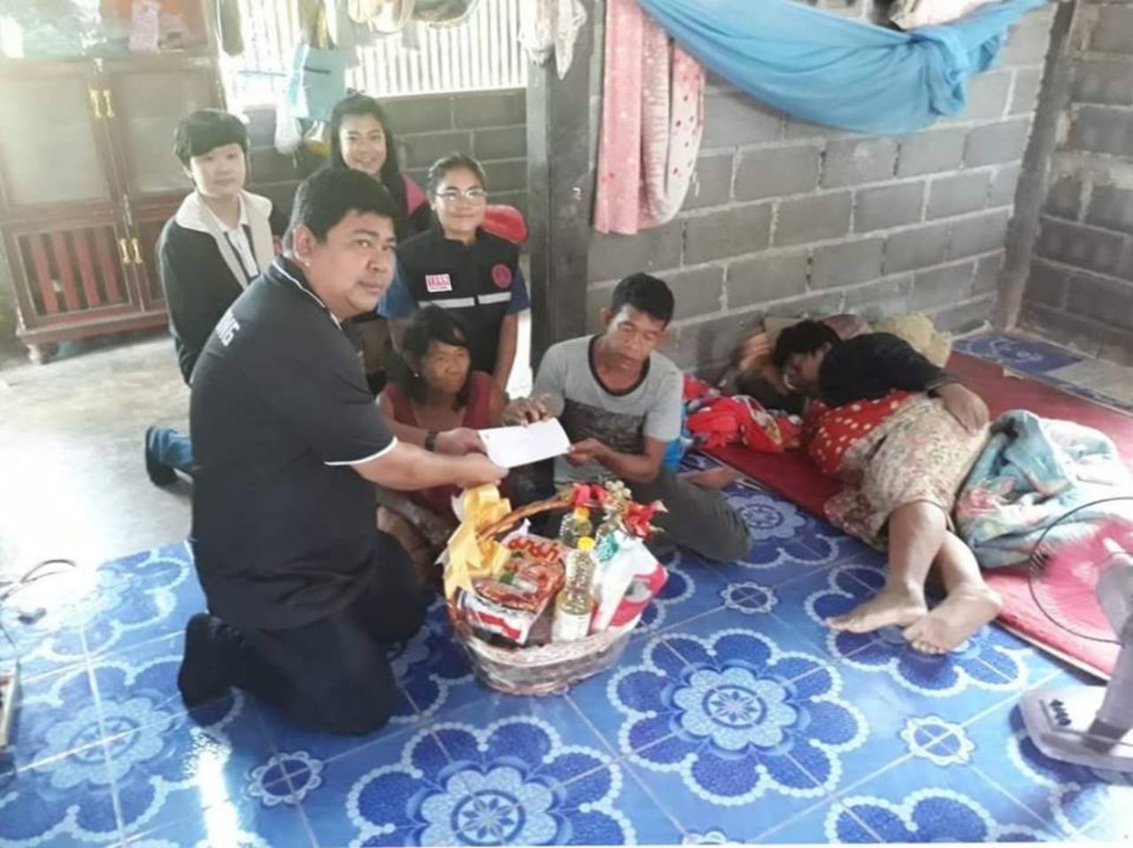 ครอบครัวนางใบเตย รับมอบเครื่องอุปโภคบริโภค จำนวน 1 ชุด และเงินสงเคราะห์ผู้ประสบปัญหาทางสังคมกรณีฉุกเฉิน จำนวน 2,000 บาท 