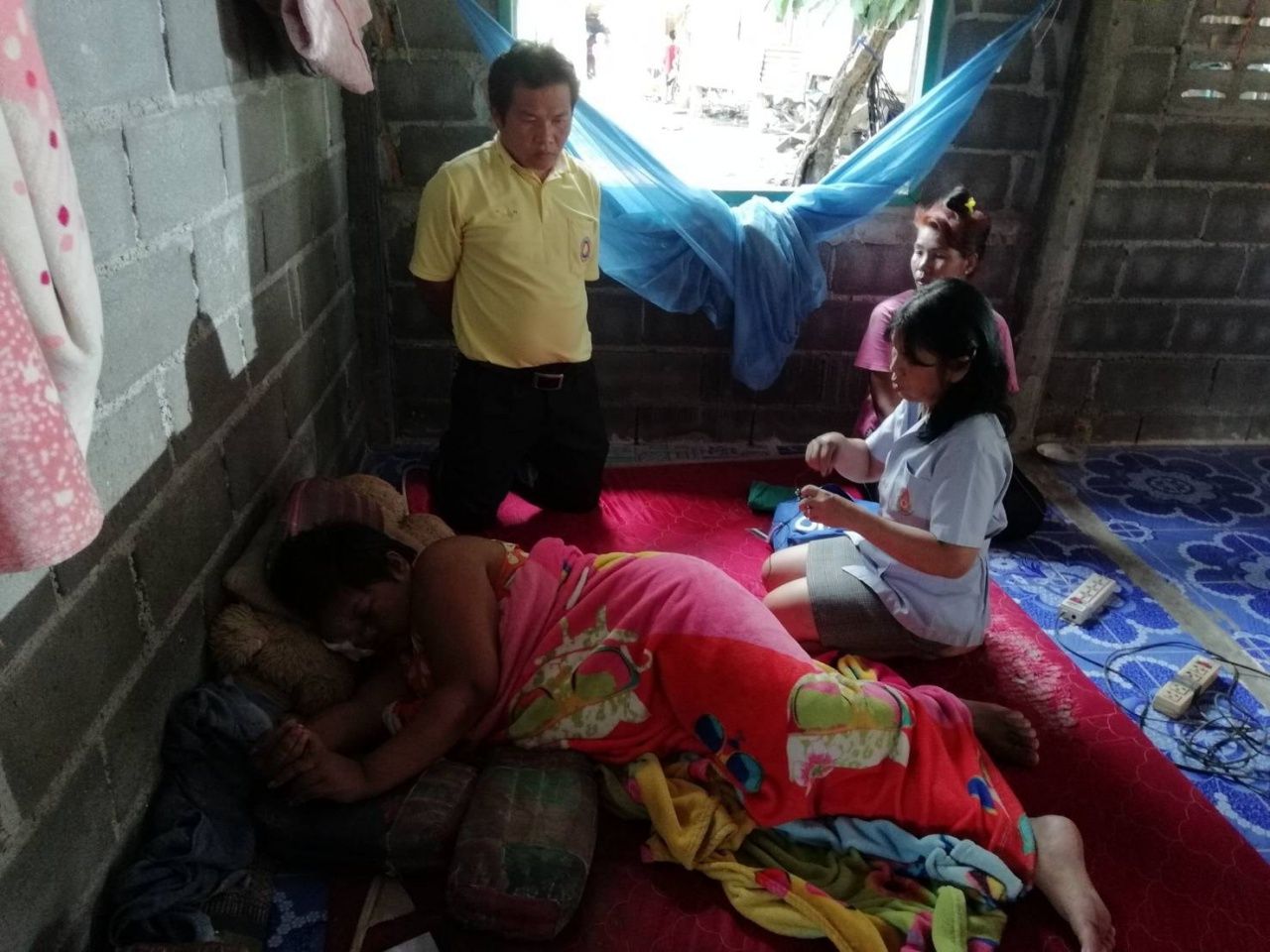 รพ.สต. อีกหน่วยงานของรัฐ เข้าให้ความช่วยเหลือด้านการทำความสะอาดแผล