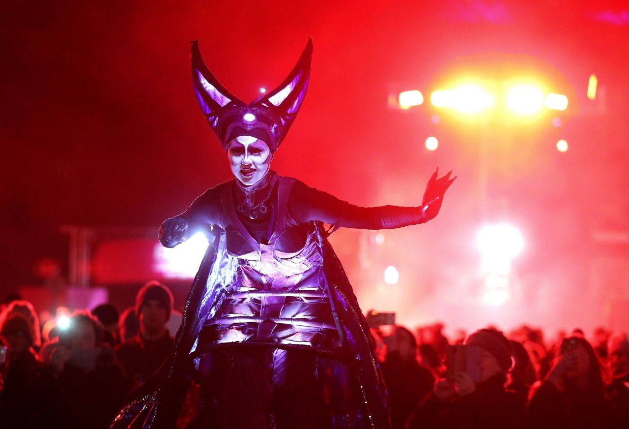 นักแสดงทำการแสดงบนถนนพรินเซส ระหว่างงานปีใหม่ฮอกมาเนย์ (วันสุดท้ายของปี) ในกรุงเอดินบะระ ของสกอตแลนด์