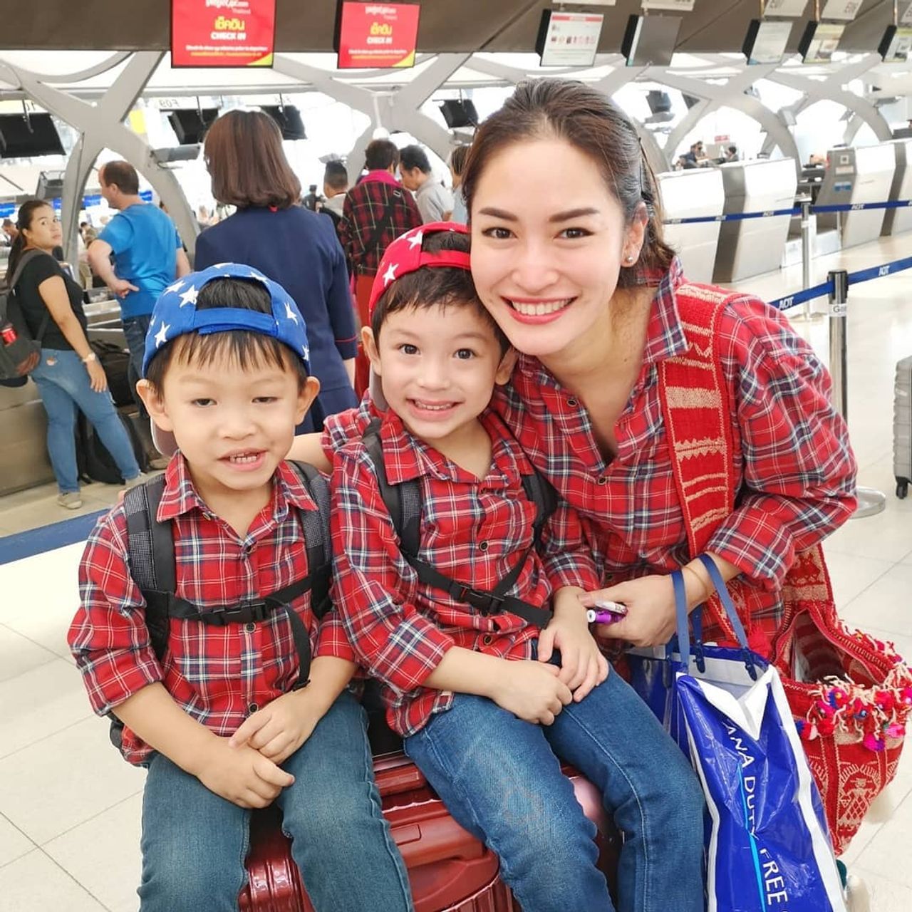 พลอย พลอยพรรณ และ น้องแพนเตอร์-น้องพูม่า ขอบคุณภาพจากไอจี @purploy