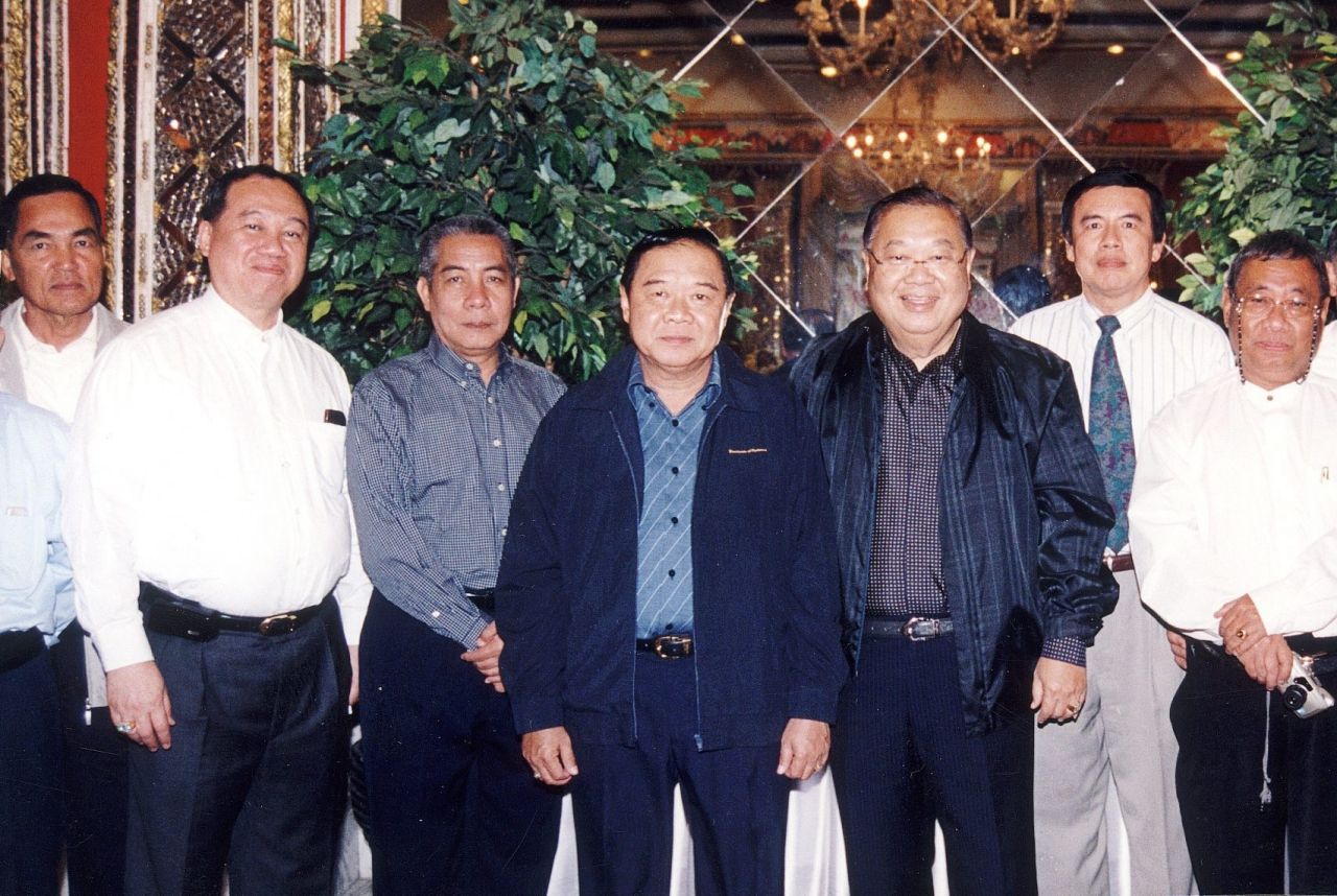 คนซ้ายมือของบิ๊กป้อม คือ เสี่ยคราม(ใส่แว่น)