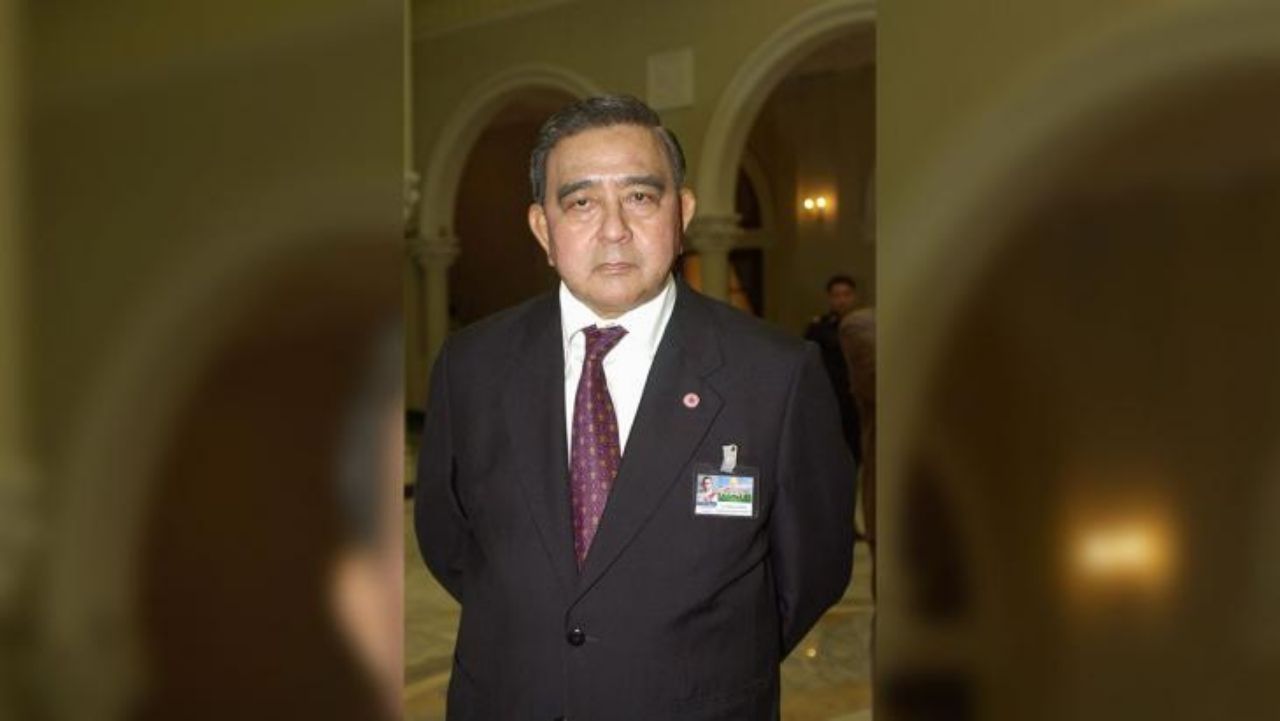 ดร.สมิทธ ธรรมสโรช อดีตประธานมูลนิธิเตือนภัยพิบัติแห่งชาติ หรือ 