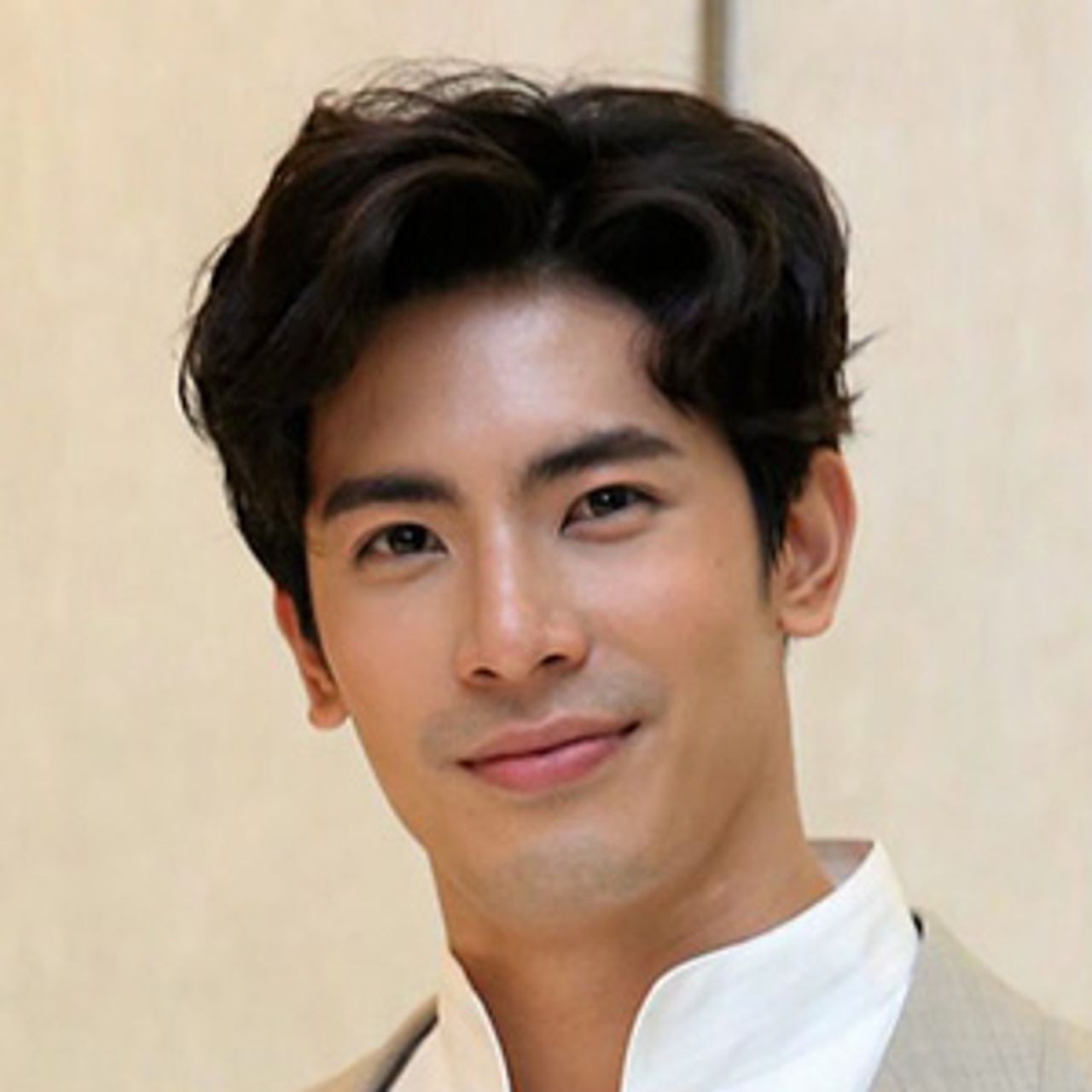 ส่วนพระเอกร่วมวิกอีกคน สน-ยุกต์ เปิดตัวไปเมื่อต้นปีว่าคบกับสาวแหม่มต่างชาติอยู่ แต่พออัปเดตตอนปลายปีบอกเศร้าๆ “เลิกกันแล้ว”...เฮ่อ หล่อบางทีก็เลือกไม่ได้นะ.