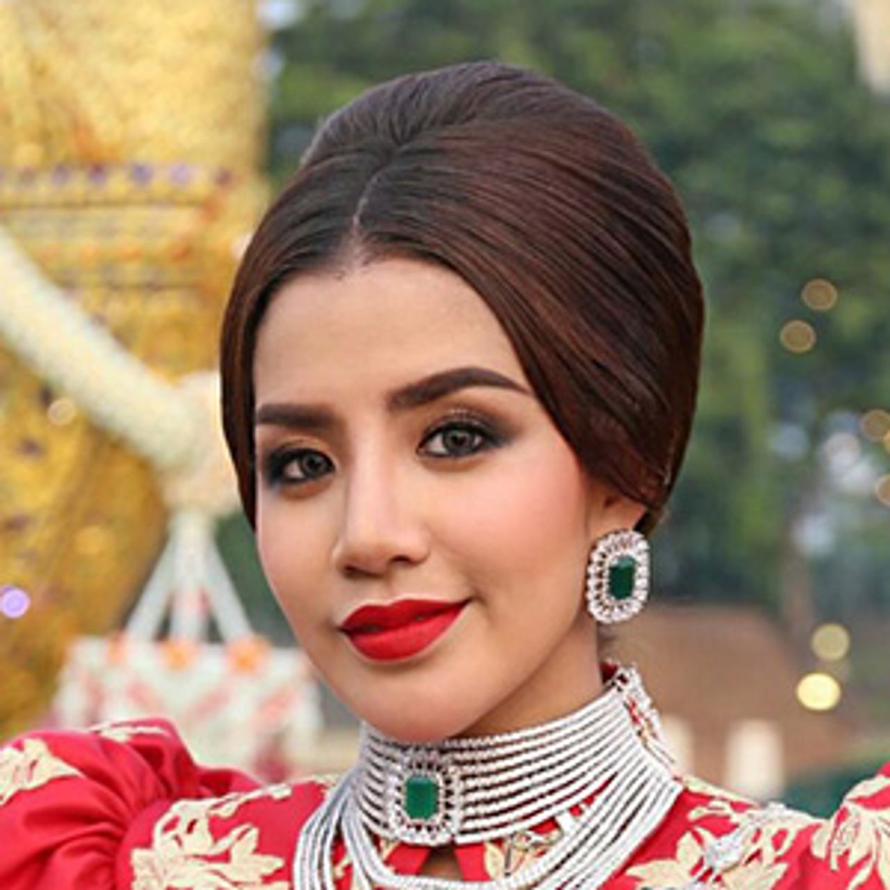 แต่งเซ็กซี่จนเป็นโลโก้ แต่พอเห็น ใบเตย อาร์สยาม ใส่ชุดไทยไปงาน “อุ่นไอรัก” แล้วต้องขยี้ตาเพราะว่าสวยยิ่งกว่าอีก ขนาดพี่แมนเข้ามาเมนต์ “สวยครับ”... จริงจ้ะ.