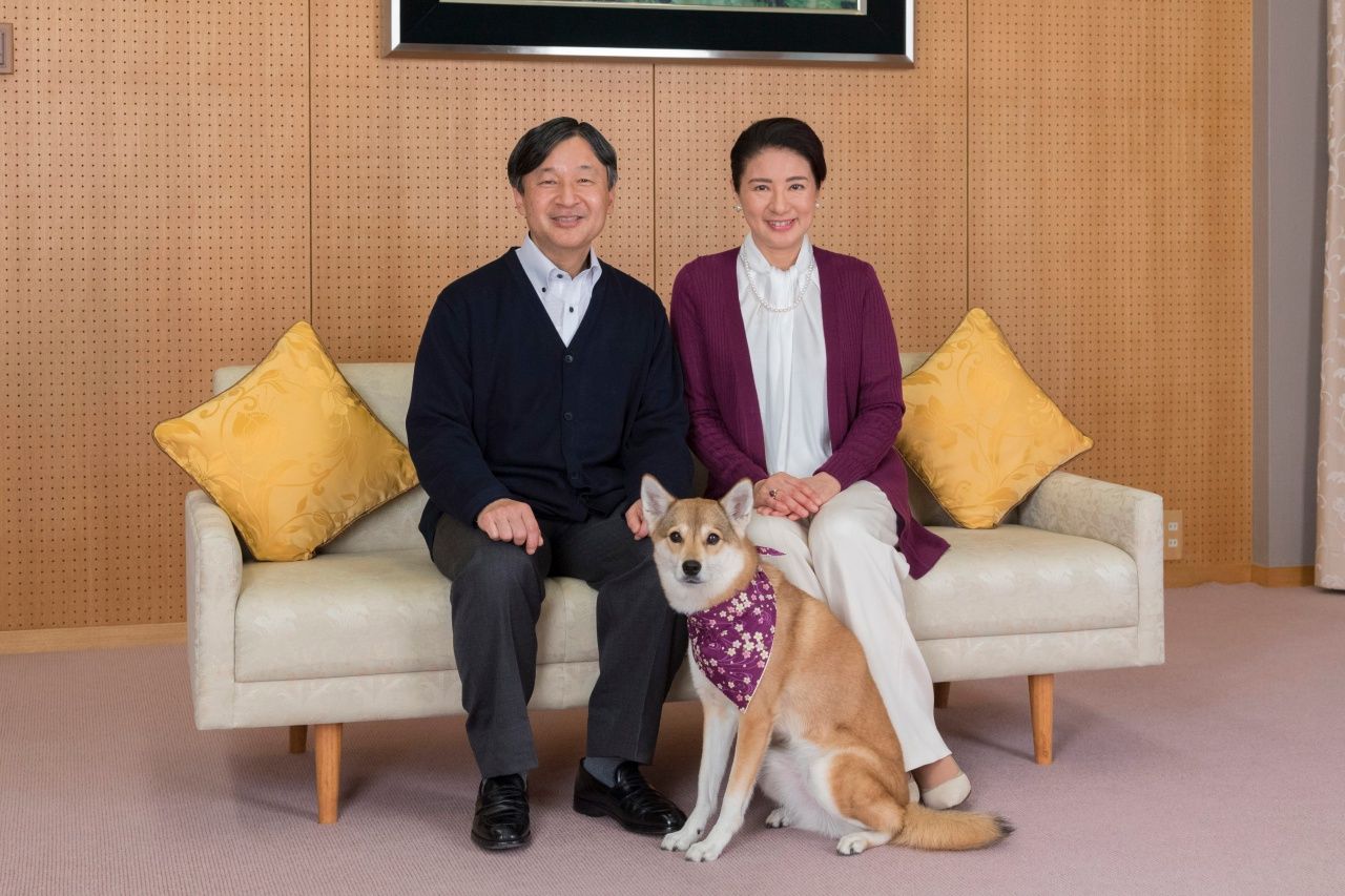 เจ้าฟ้าชายนารุฮิโตะ มกุฎราชกุมารแห่งญี่ปุ่น ทรงฉายพระฉายาลักษณ์ กับเจ้าหญิงมาซาโกะ พระชายา พร้อมทั้ง ยูริ สุนัขทรงเลี้ยง